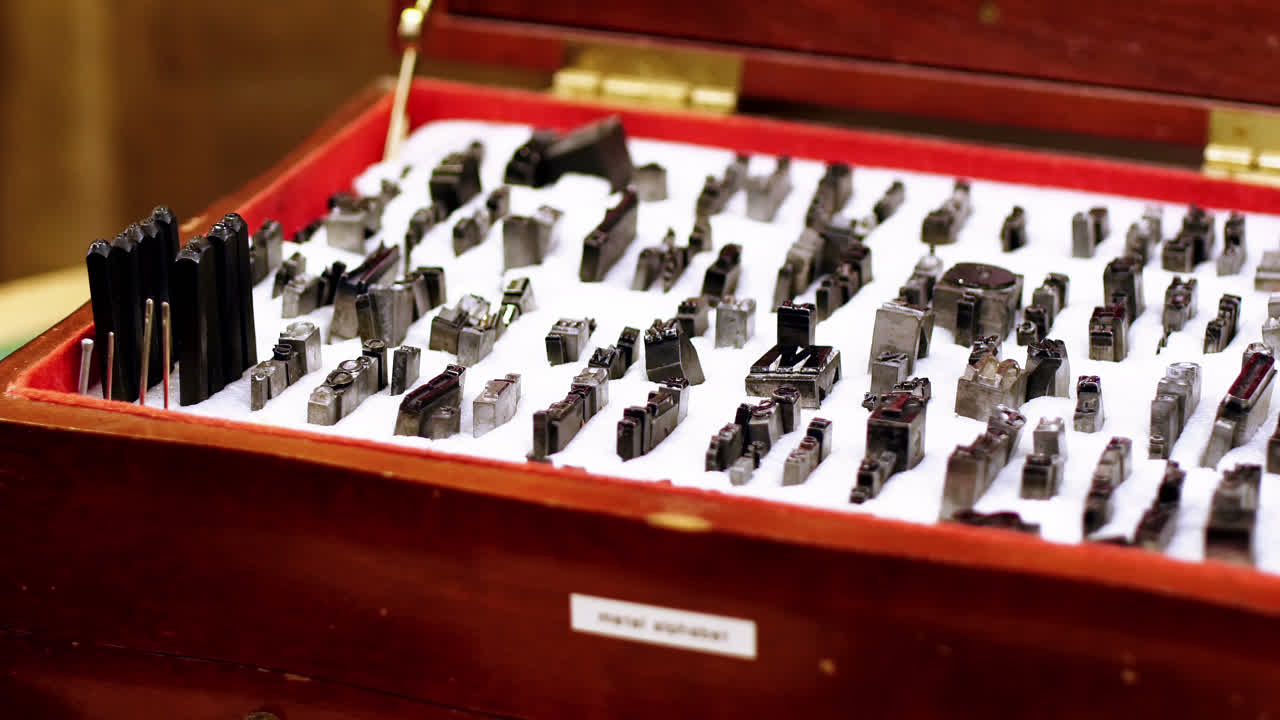 도구 상자에 있는 다양한 작업 도구