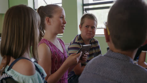 Mädchen-Mit-Digitalem-Tablet-Im-Gespräch-In-Der-Klasse