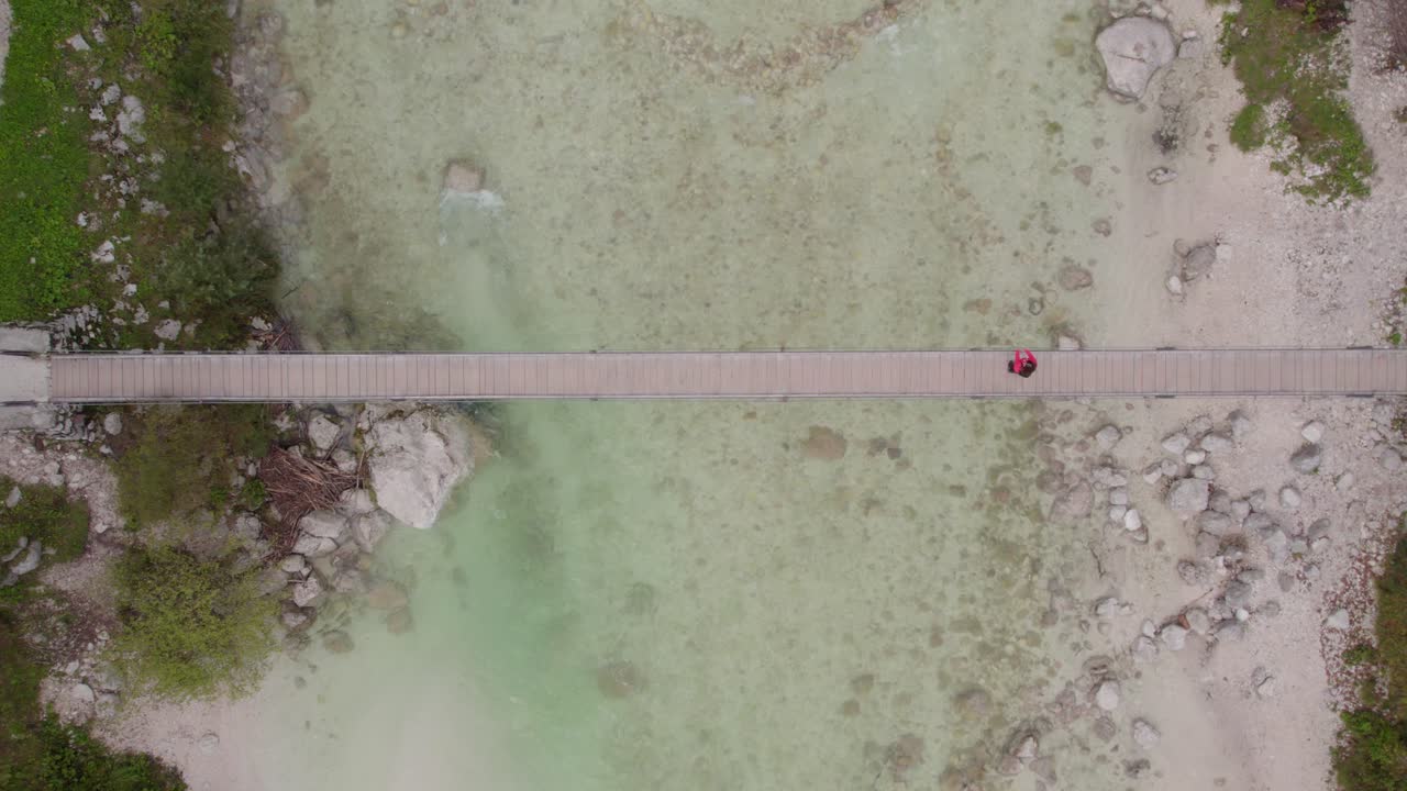 여름 날 에 슬로베니아 의 소카 강 에 있는 현수 다리, 위 에서 아래 로