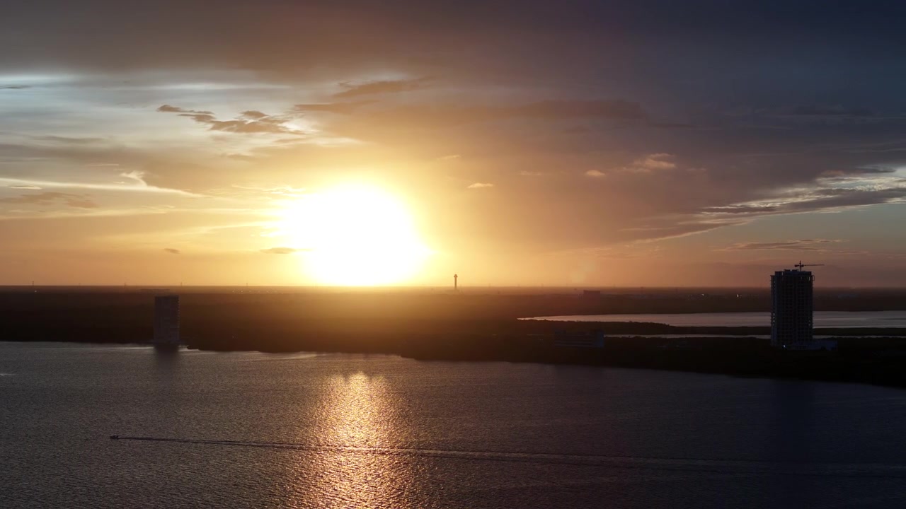 Pôr do sol sobre o Mar do Caribe e a Lagoa em Cancún, México, Vista Aérea.