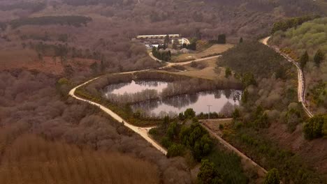 靠近encoro de villasenin的兩座水庫的森林風景