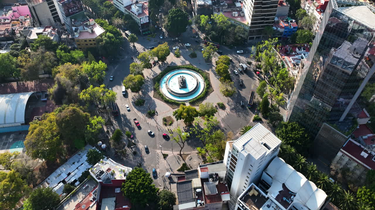 drone aéreo de la ciudad de méxico en la hora mágica, círculo de tráfico, seguimiento ocular de pájaros