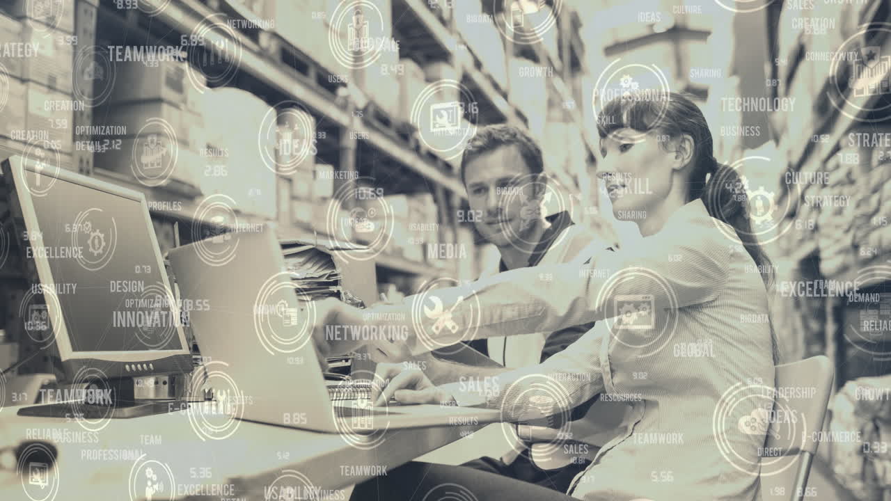 animación del procesamiento de datos con iconos hombre y mujer usando computadora portátil en el almacén