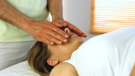 terapeuta realizando reiki em paciente