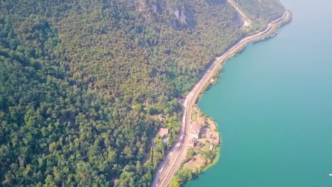 Malerische-Küstenstraße-Entlang-Des-Alpinen-Bergwaldes-Des-Luganer-Sees-Im-Tessin-In-Der-Südschweiz