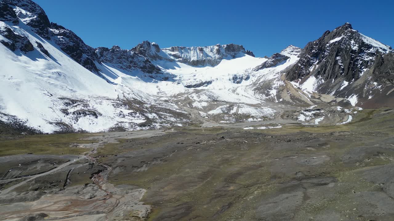 aire claro de montaña en el alto altiplano, elevaciones aéreas antes del pico nevado