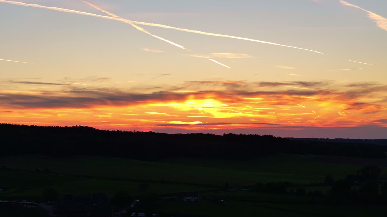 아래의 실루 ⁇ 의 땅 위의 빨간색, 오렌지색 및 노란색의 스카이라인