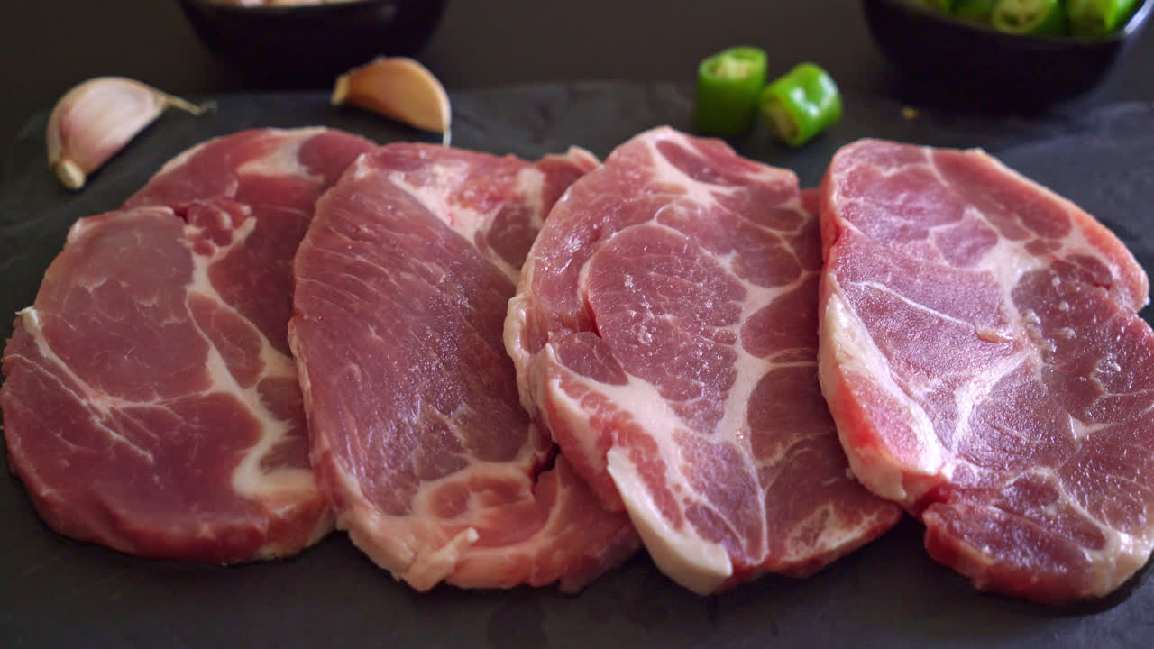 cuello de cerdo fresco crudo o cuello de cerdo a bordo con ingredientes para marinado