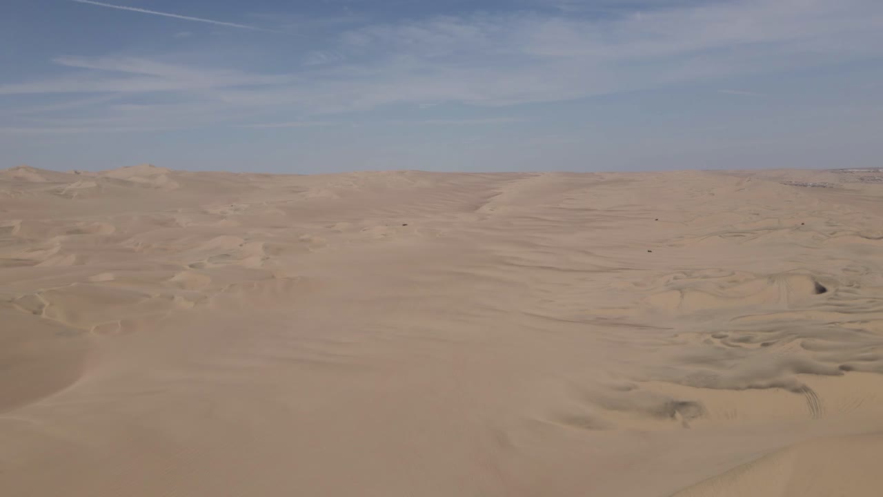 듄 버기는 넓은 사막 모래 언덕, 조감도를 탐험합니다.