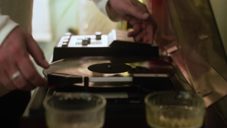 hombre poniendo un disco de vinilo