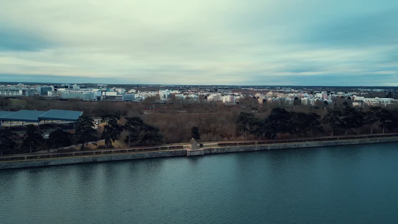 물의 순환을 조절하고 수생 생태계를 보존하는 데 기여하는 이 연못의 드론 뷰