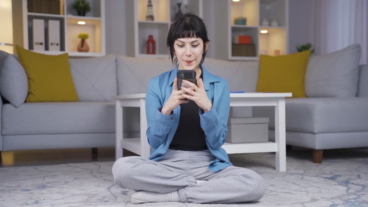 행복하고 문자 메시지를 보내는 젊은 여성.