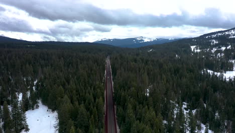 Drohnenaufnahmen-Zeigen-Die-Autobahn-Durch-Den-Klamath-National-Forest-Zwischen-Klamath-Falls-Und-Medford,-Oregon