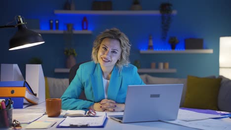 Mujer-Trabajadora-De-Oficina-En-Casa-Mirando-La-Cámara-Con-Emoción-Y-Sintiéndose-Feliz.