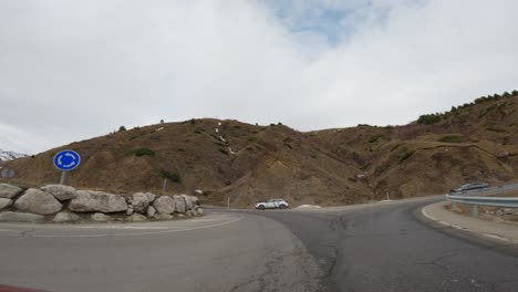camino de montaña en invierno