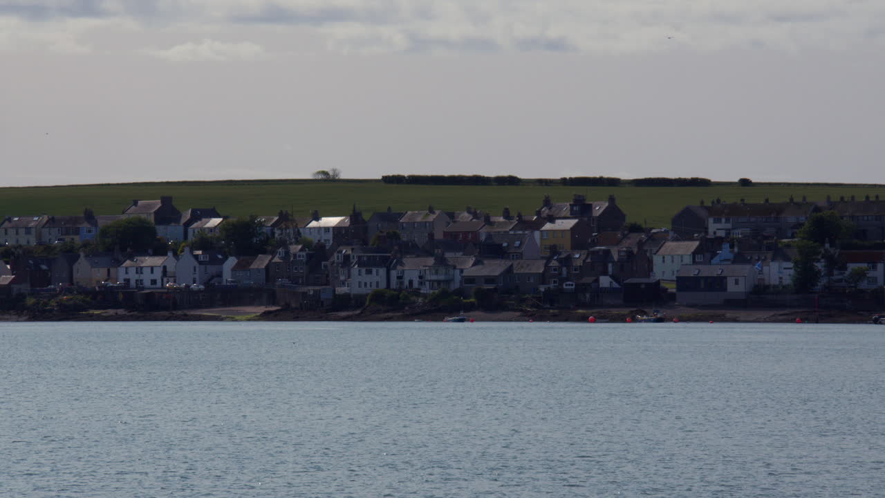 Langt billede af huse på William Street ved floden South Esk, Montrose