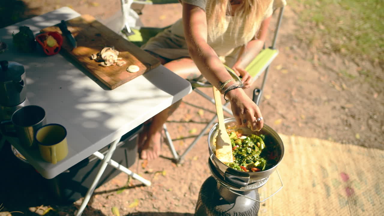 ガスのシリンダーを使用する認識できない女性