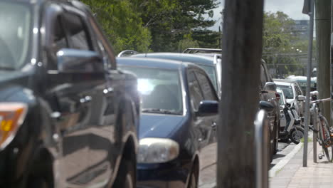 Autos-Estacionados-Al-Costado-De-La-Carretera-En-Un-Suburbio-De-Sydney,-Australia