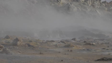 Tiefaufnahme-Einer-Natürlichen-Quelle,-Die-In-Island-Kocht-Und-Dampfwolken-Freisetzt