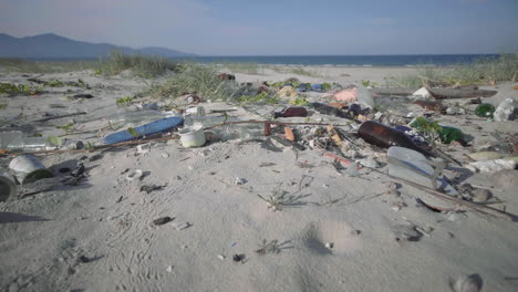 Enthüllen-Sie-Eine-Aufnahme-Von-Plastikmüll-Und-Müll-Am-Weißen-Sandstrand