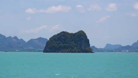 vista en cámara lenta desde un barco que conduce por una isla tropical