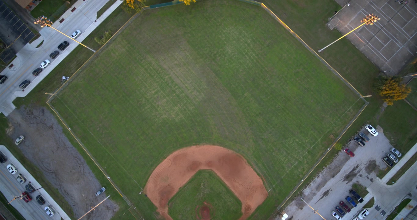 Vista a volo d'uccello di un campo da baseball circondato da un quartiere
