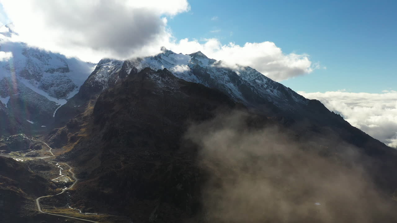 imágenes cinematográficas de drones que salen de las nubes de los alpes suizos cubiertos de nieve en suiza