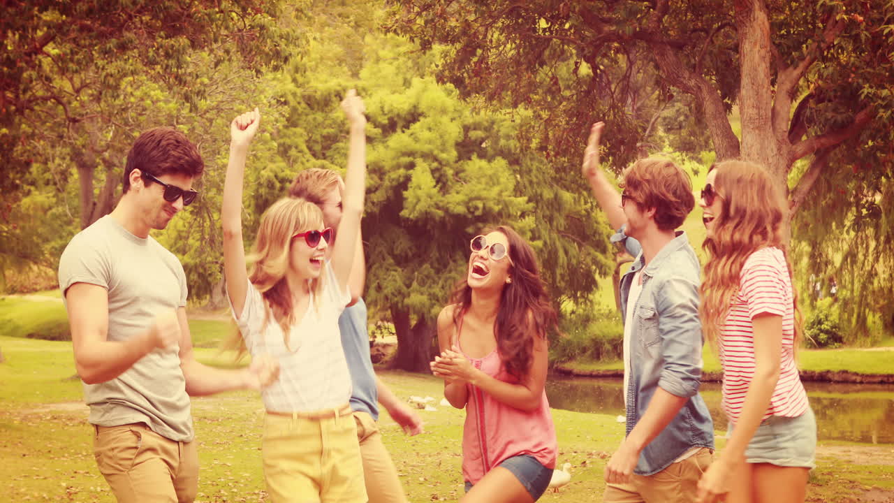 공원에서 즐겁게 놀고 있는 행복한 친구들