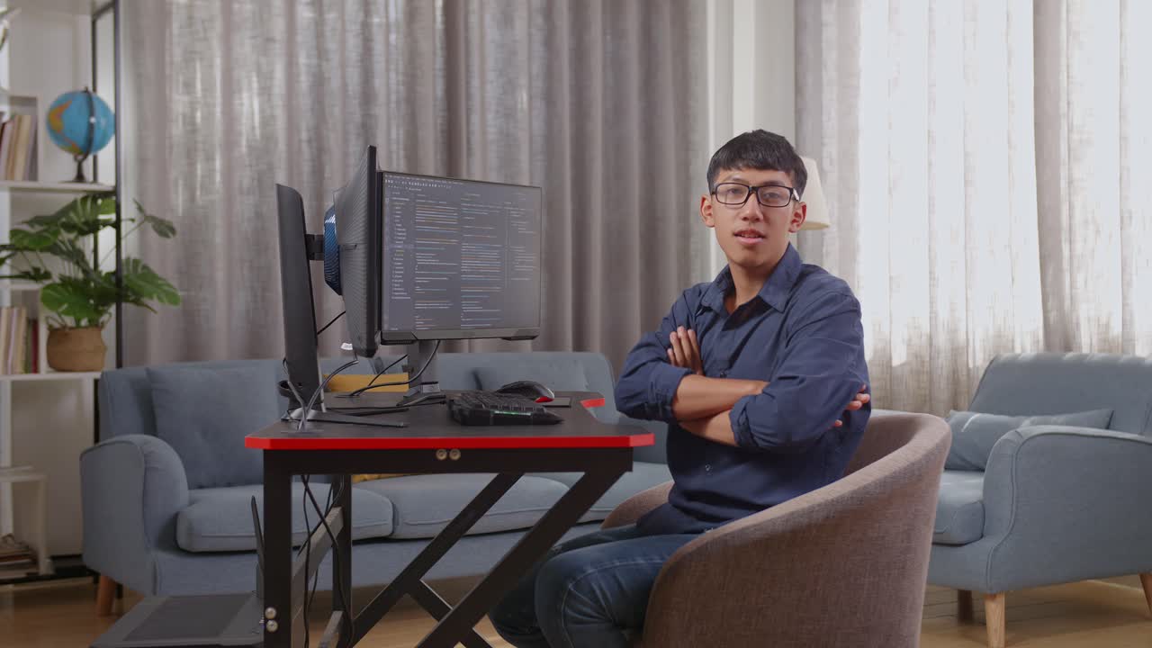 집에서 일하는 젊은 프로그래머