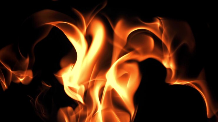Fiamme astratte in slow motion su sfondo scuro