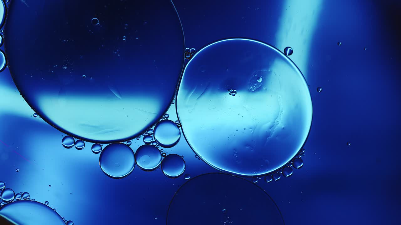 추상적인 다채로운 음식 기름 방울 거품과 구가 흐르고