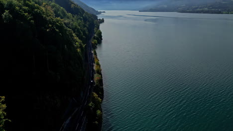 Toma-Aérea-De-Un-Dron-Siguiendo-Un-Automóvil-Que-Circulaba-Por-Una-Pintoresca-Carretera-Costera