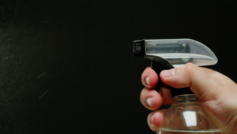 mano con una botella de pulverización