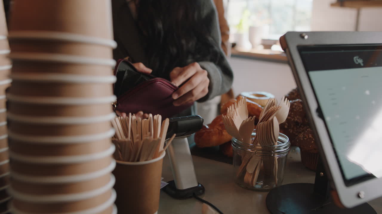 close up cliente che paga con carta di credito servizio di pagamento senza contatto che compra caffè in un caffè che spende soldi in un ristorante