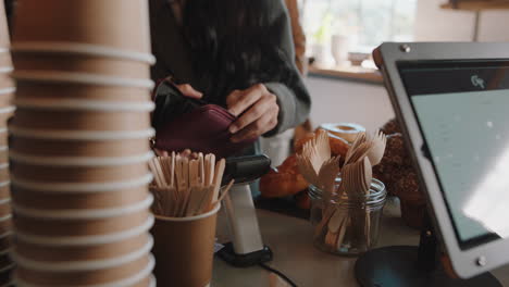 cerca del cliente pagando con tarjeta de crédito servicio de pago sin contacto comprando café en un café gastando dinero en un restaurante