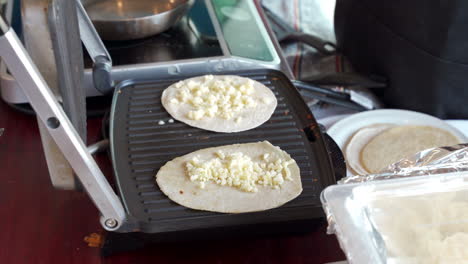 Synchronisierte-Quesadilla-Zubereitung-Im-Restaurant