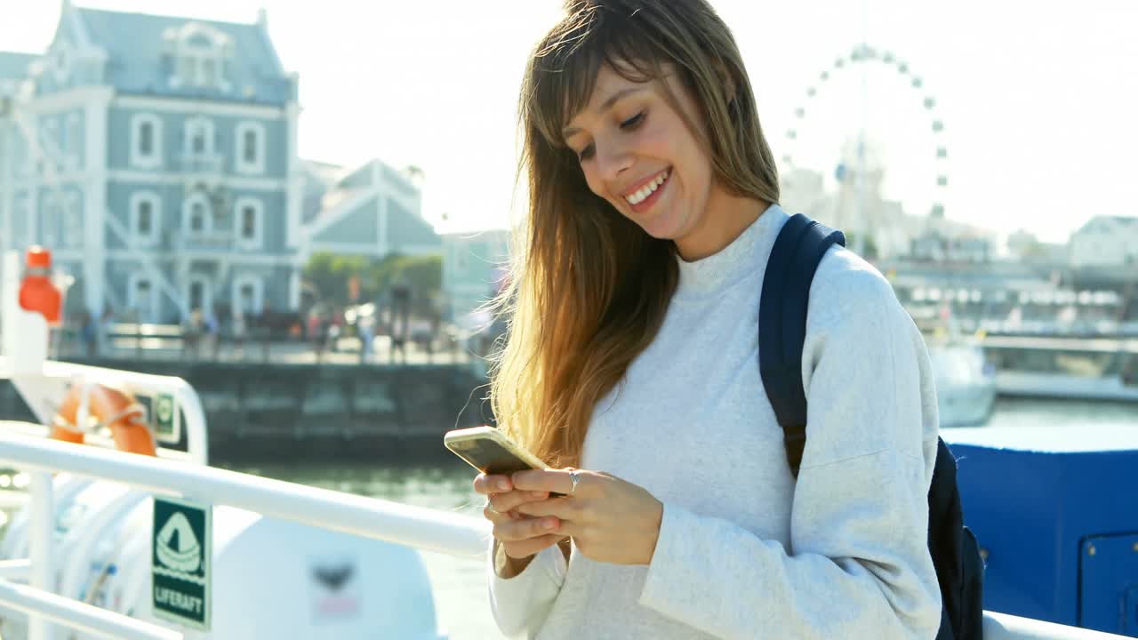 mujer usando teléfono móvil mientras viaja en ferry 4k
