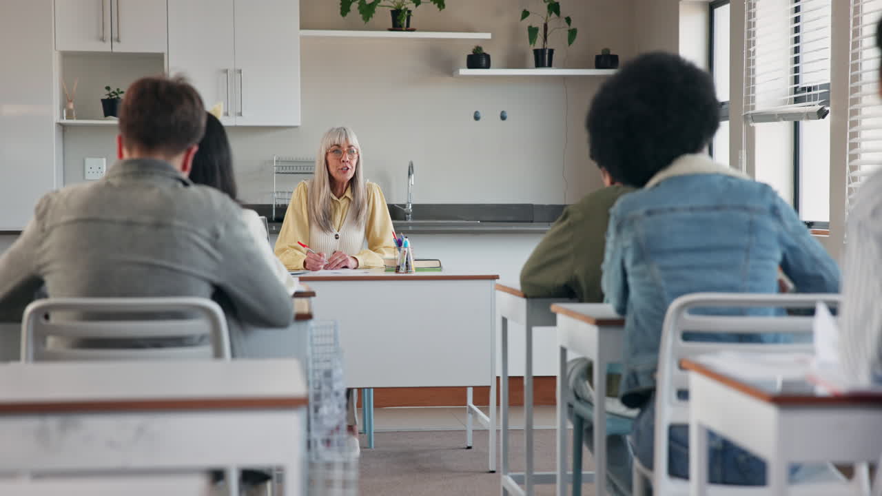 Scéna ve třídě s učitelem a studenty