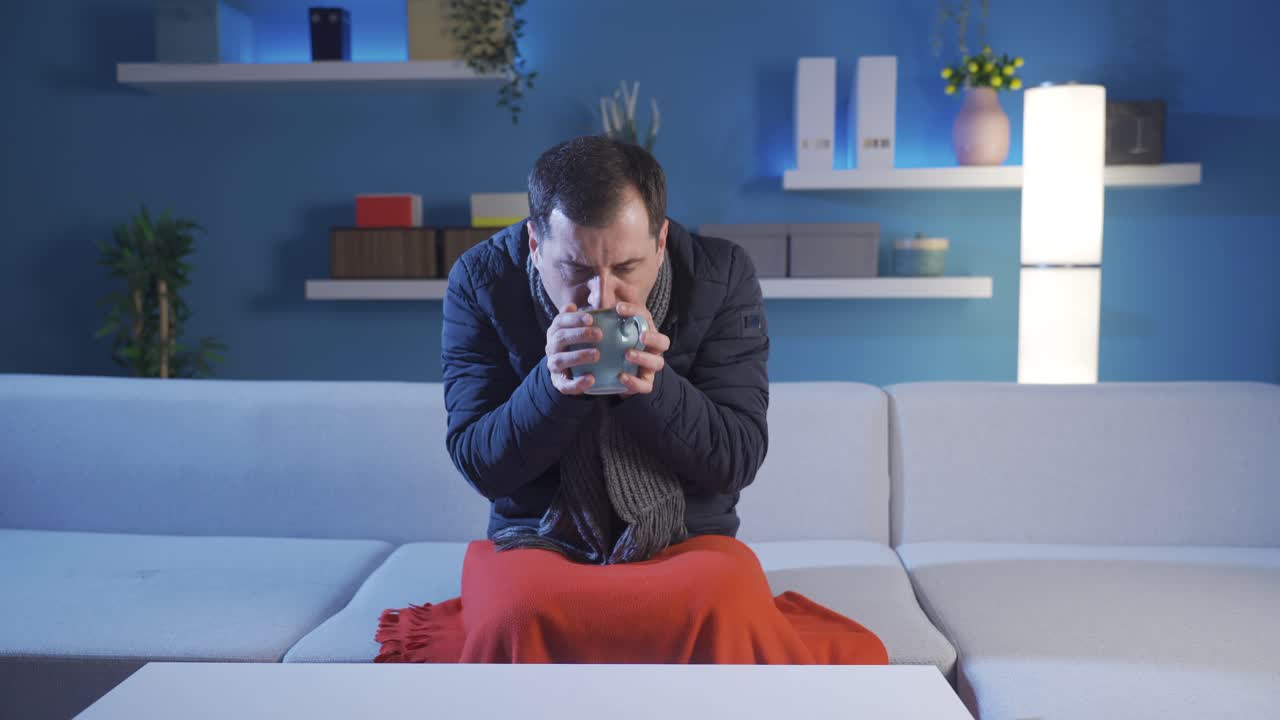 el hombre que tiene frío en casa, el corte de gas natural, el hombre que lleva su abrigo, tiene frio en casa.