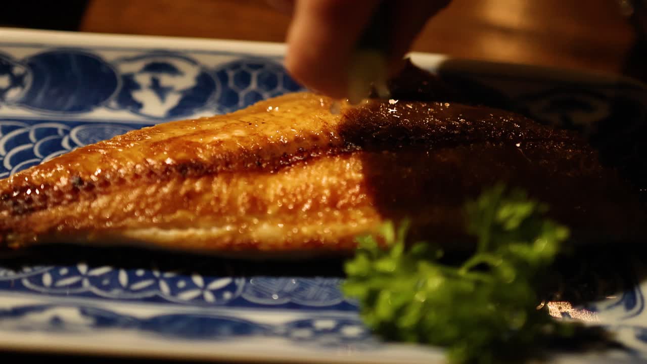 limón exprimido sobre pescado a la parrilla en bangkok