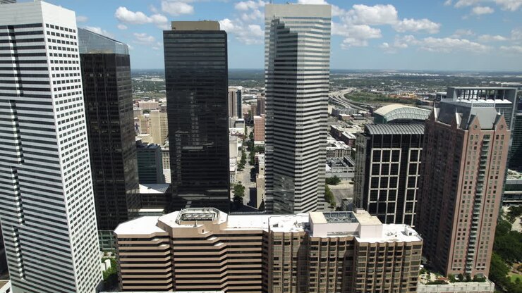 Vista panorâmica de drone de arranha-céus no centro da ensolarada Houston, EUA