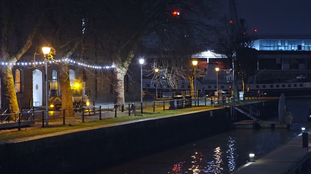 브리스톨 시의회 트럭이 밤에 항구를 따라 운전합니다.
