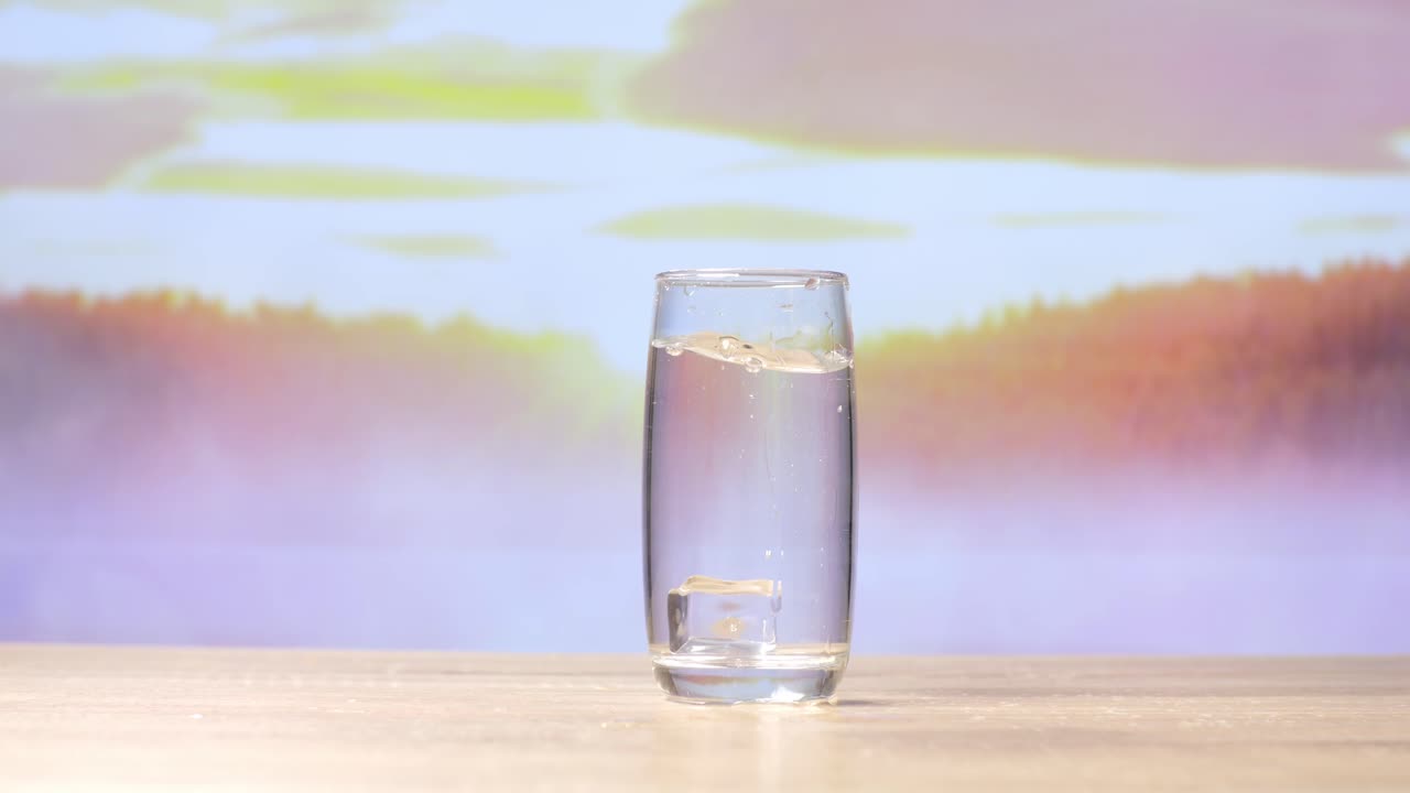 얼음으로 된 물 한 잔