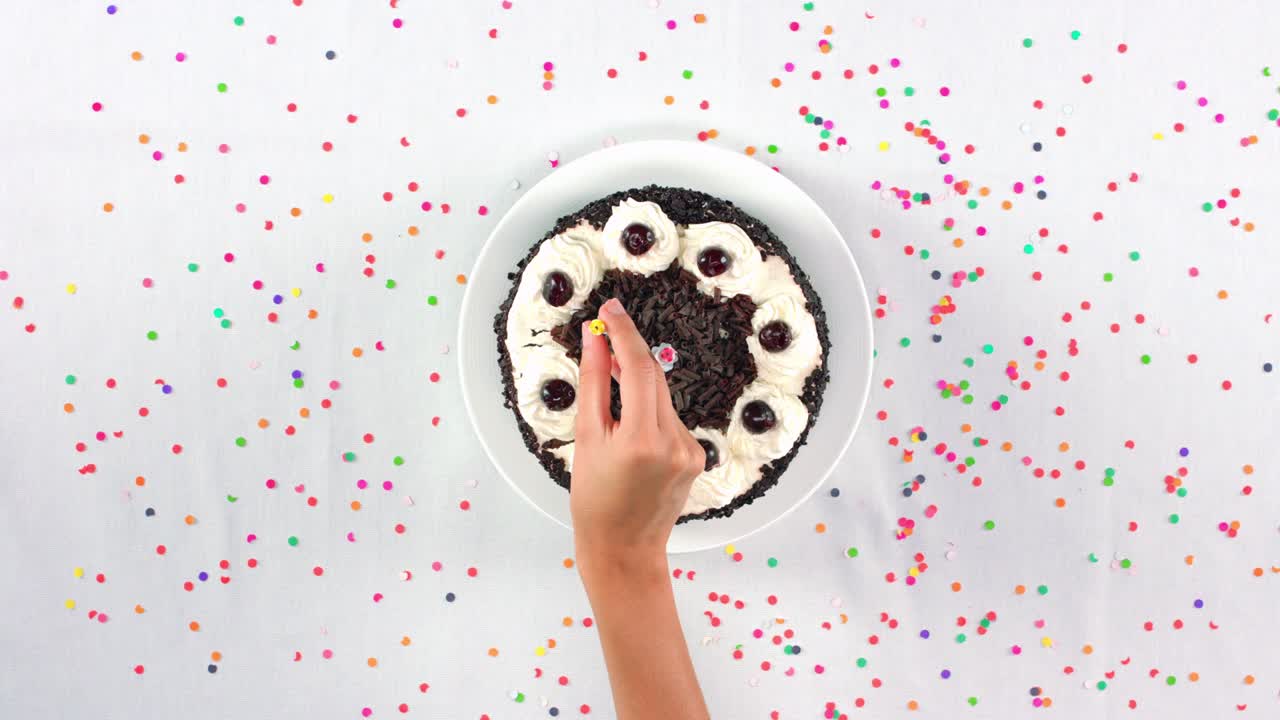 5개의 불로 장식된 초콜릿 케이크