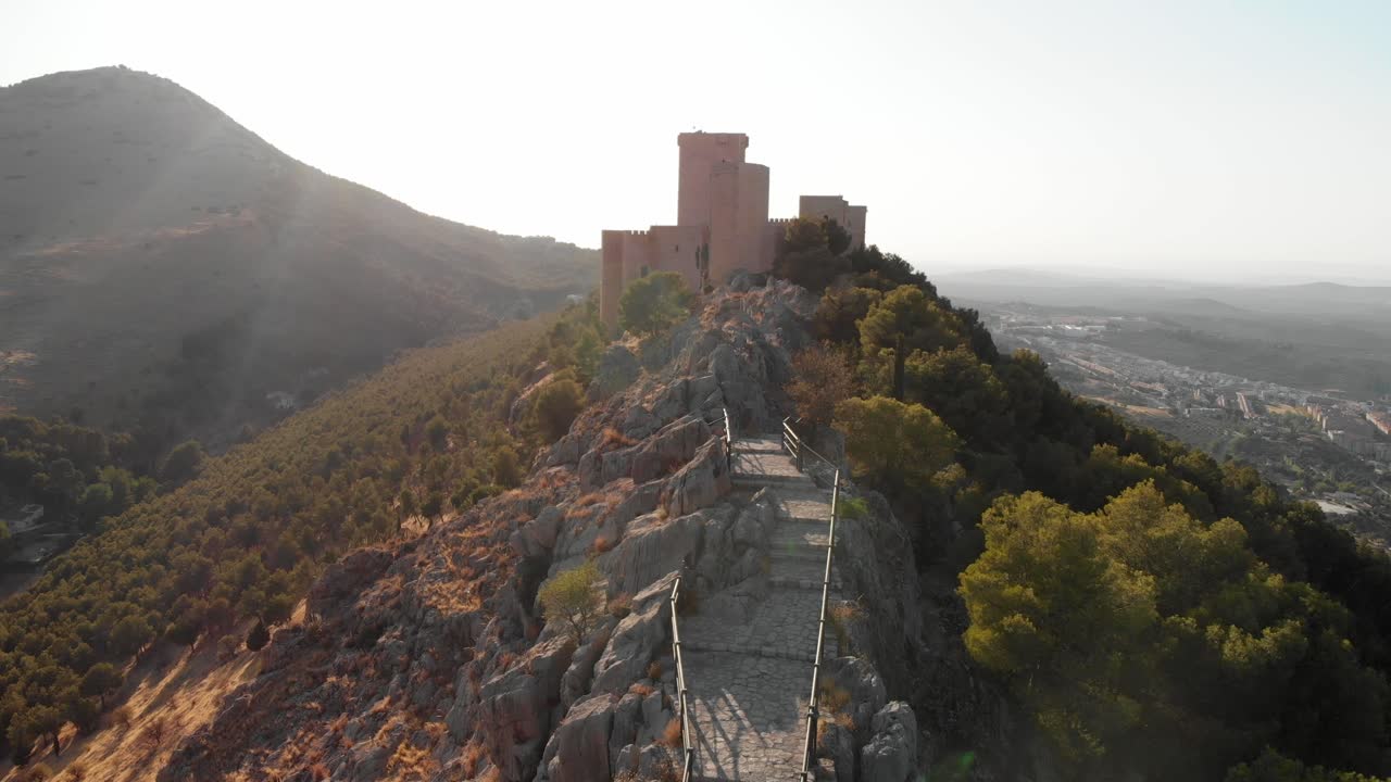 castillo de jaen, españa castillo de jaen volando y tomas terrestres desde este castillo medieval en la tarde de verano, tambien muestra la ciudad de jaen hecha con un drone y una camara de accion a 4k 24fps usando filtros nd