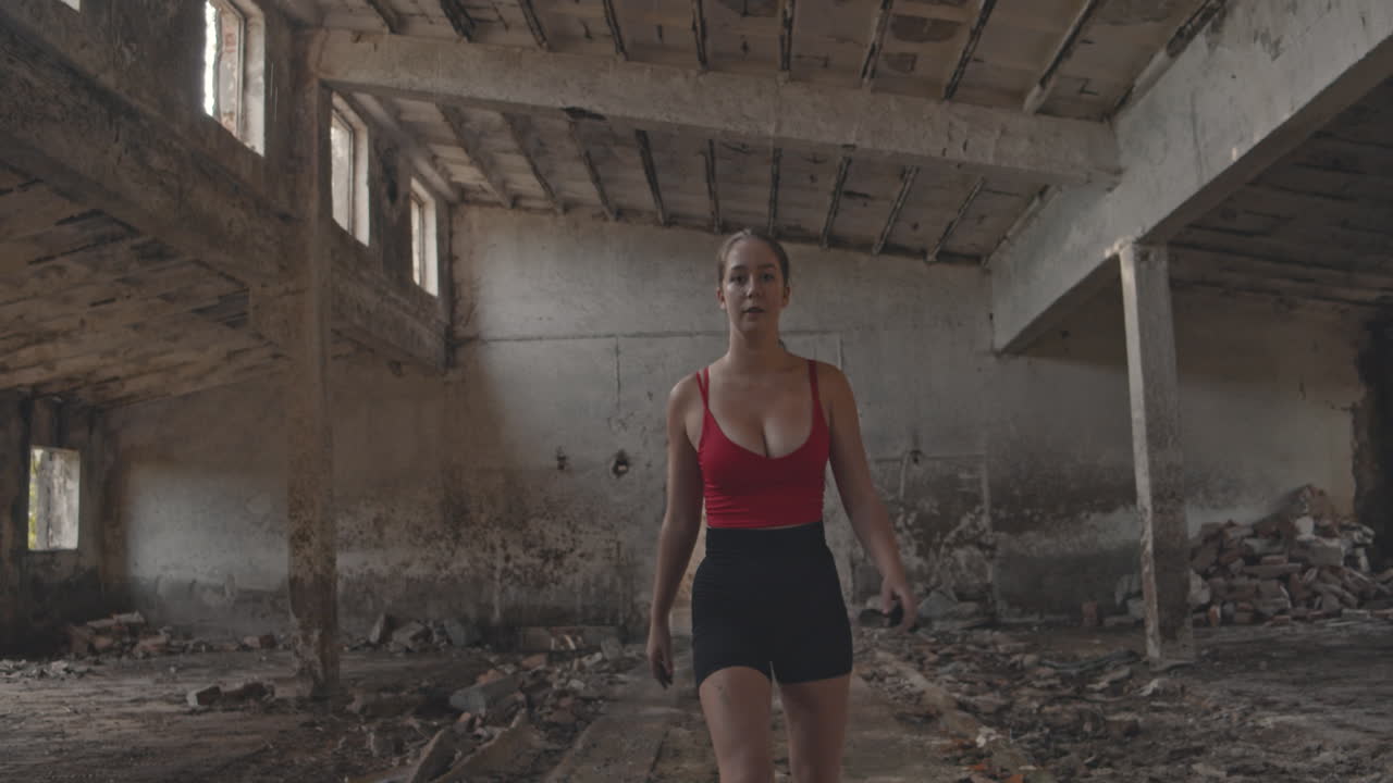 retrato de una joven atleta que busca con determinación