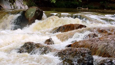 El-Agua-De-Escorrentía-Se-Precipita-Hacia-Un-Afluente-Después-De-Una-Lluvia-En-Brasil-Durante-Una-Sequía