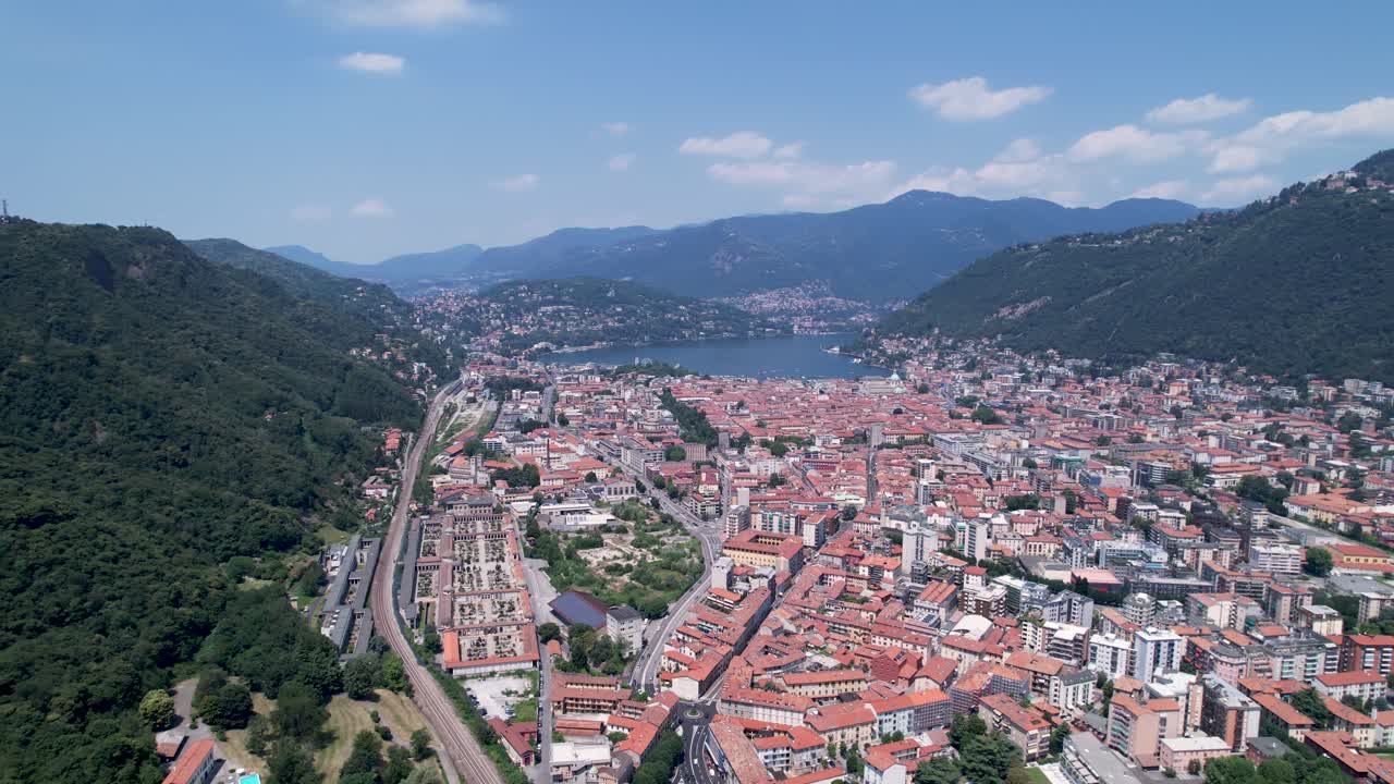 vuelo aéreo sobre la ciudad situada junto al lago de como en italia