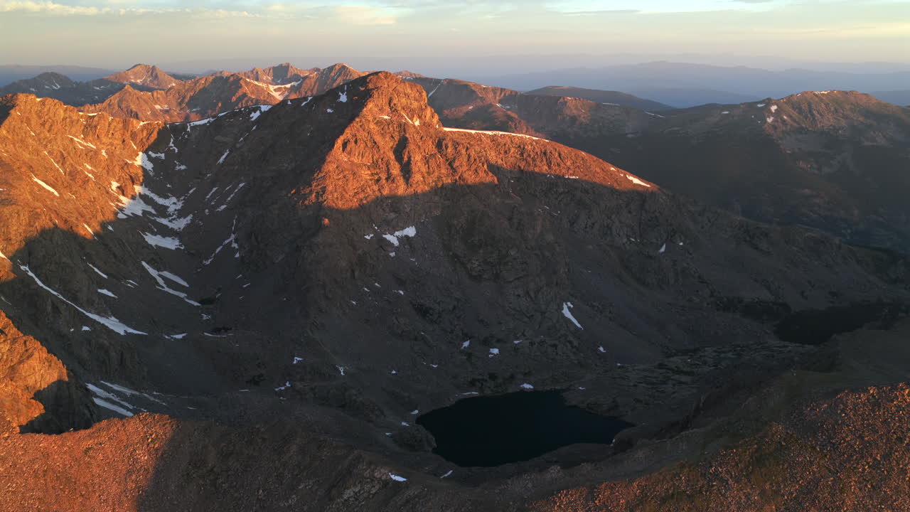Sommer solopgangs første lys på Mount of the Holy Cross 14er peak luftdrone Colorado Sawatch Range Rocky Mountains Bowl of Tears sø Half moon pass Halo Ridge Notch Mountain Shelter baglæns bevægelse