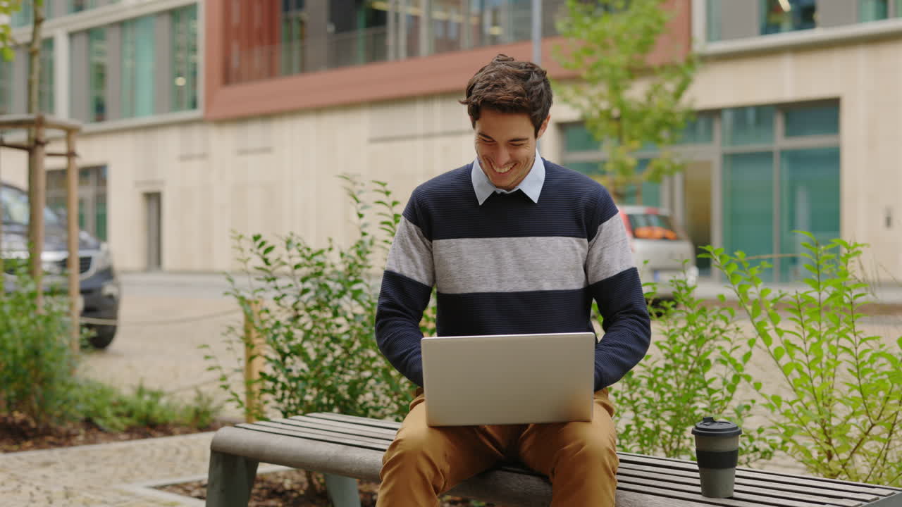 야외에서 노트북 작업을 하는 남자